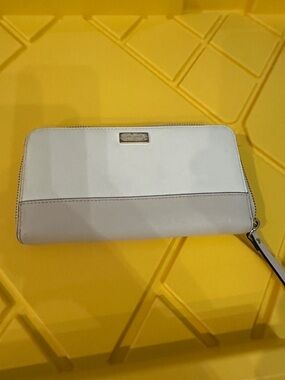 kate spade Two-Tone White and Light Gray Zip Around Wristlet